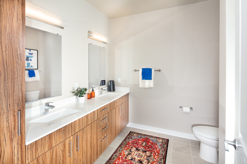 bathroom with toilet and decorative artwork at scout luxury fairfax apartments